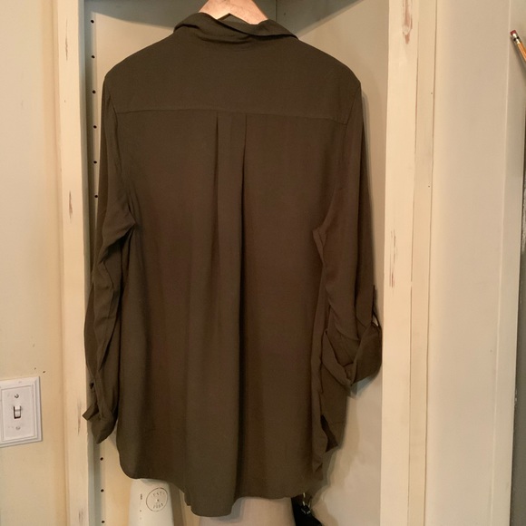 Simply styled button down blouse - Picture 2 of 5